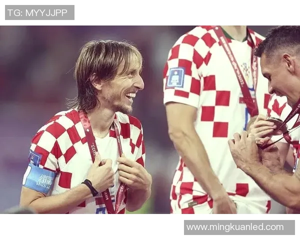 足球明星莫德里奇台历精彩瞬间回顾与球场传奇故事分享